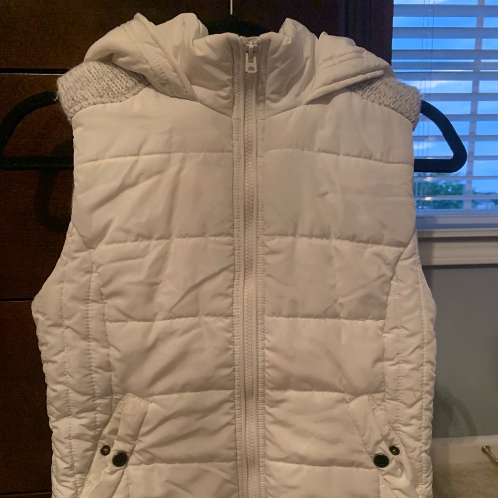 White American Eagle sweater vest